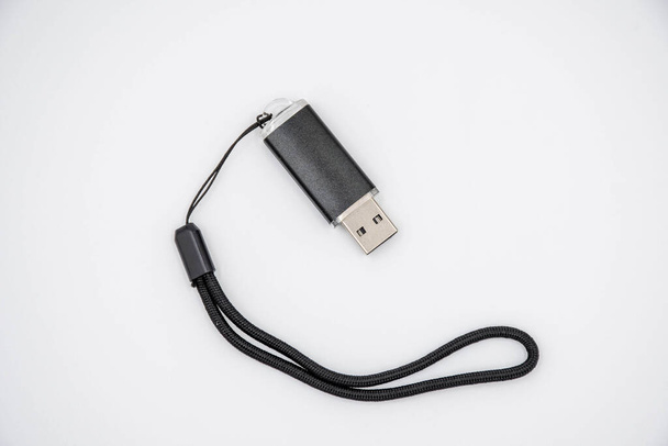 schwarzer USB-Stick auf weißem Hintergrund - Foto, Bild