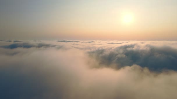 Latanie nad chmurami o zachodzie słońca. Słońce wschodzi nad mgłą. pomarańczowy zachód słońca nad mgłą. - Materiał filmowy, wideo