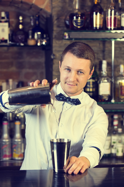 Bartender in a nightclub bar - Foto, Bild