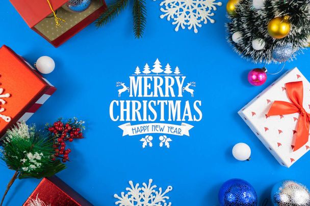 Zöld karácsonyi ajándékok hó szürke fa háttér egy üdvözlő kártya vagy kupon, utalvány - Fotó, kép