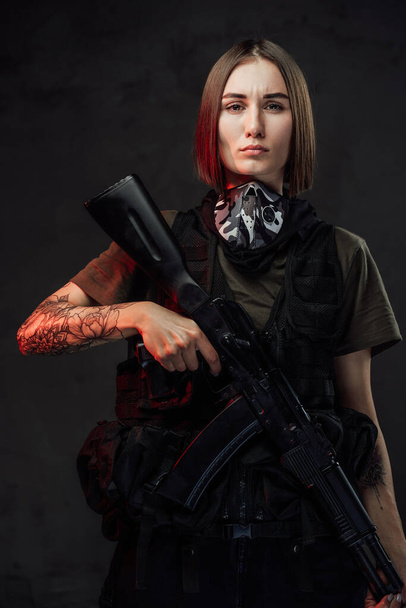 Força especial feminina armada com ak74 e roupas de proteção escuras - Foto, Imagem
