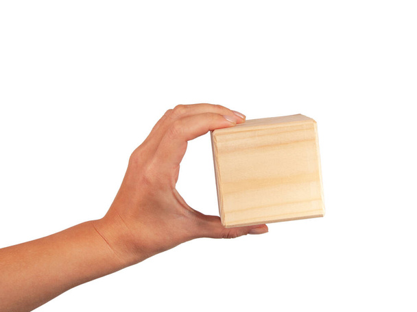 Cube carré en bois isolé à la main sur le blanc - Photo, image