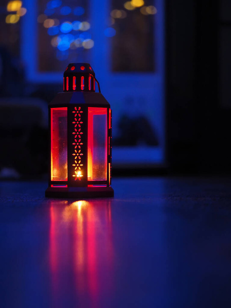Brandende lantaarn in het donker - Foto, afbeelding