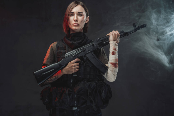 Mulher militar bonita com mão enfaixada e rifle - Foto, Imagem