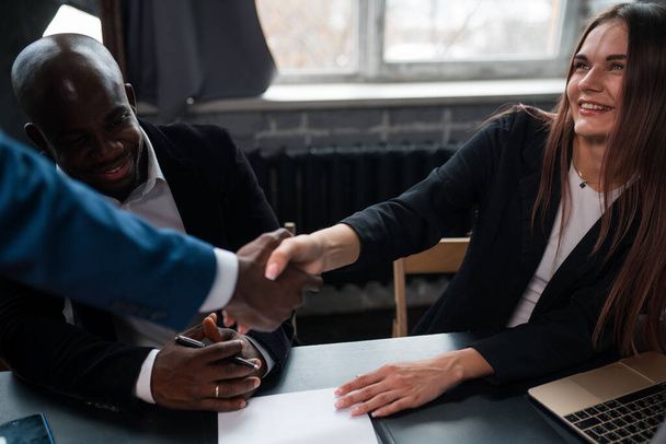 caucasian Woman businessman signed a cooperation agreement with a large company. Handshake of African American male and female colleagues. - Foto, Imagem