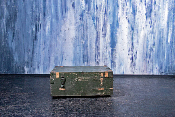 Na sala, uma mala abandonada, que a deixou para aventura - Foto, Imagem