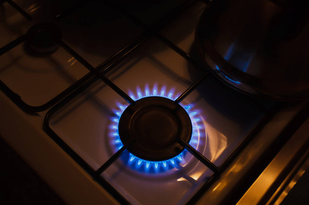 Gasbrenner auf weißem modernen Küchenherd. Küche Gasherd mit brennendem Propangas. - Foto, Bild