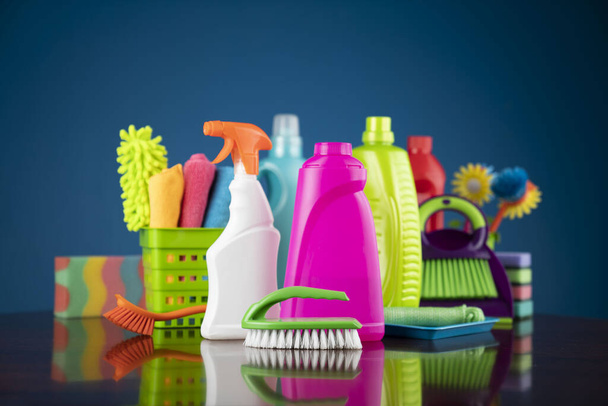 Tema de limpieza de casa y oficina. Kit de limpieza colorido sobre fondo azul. - Foto, imagen