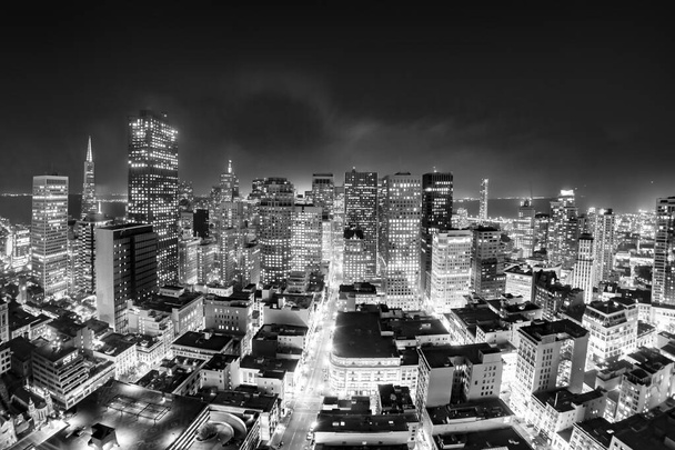 Σαν Φρανσίσκο, ΗΠΑ - 20 Ιουνίου 2012: εναέρια του Σαν Φρανσίσκο τη νύχτα με πρόσοψη ουρανοξύστη - Φωτογραφία, εικόνα