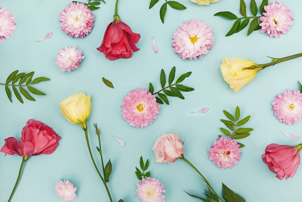 Creative flat lay composition with flowers, leaves and petals. - Foto, imagen