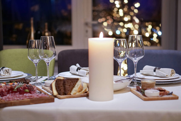 Bem servido mesa de Ano Novo no restaurante. Noite de Natal num café ou em casa. Foto stock para design - Foto, Imagem