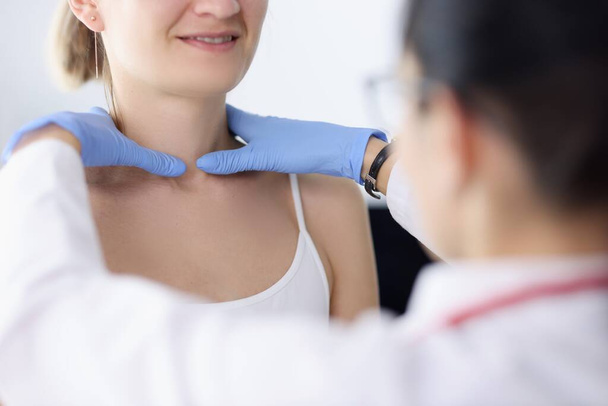 Médico examina os pacientes perto da glândula tireóide - Foto, Imagem