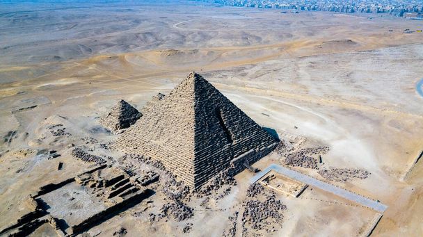 空中ビューギーザピラミッドの風景です。ドローンで撮影されたエジプトの歴史的ピラミッド. - 写真・画像