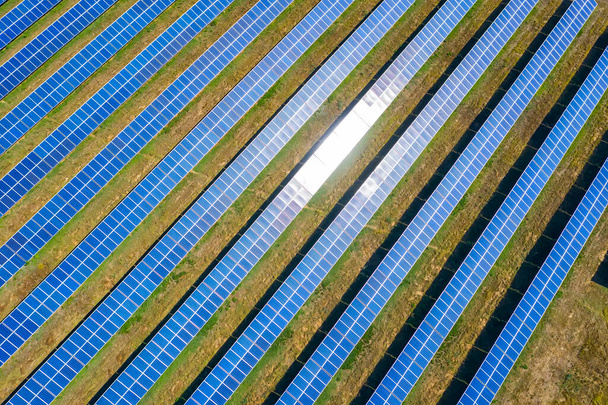 Letecký pohled shora z trubce pole solárních panelů - Fotografie, Obrázek