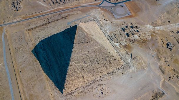 Landschap uitzicht op piramide van Khafre, Gizeh piramides landschap. historische Egyptische piramides neergeschoten door drone. - Foto, afbeelding