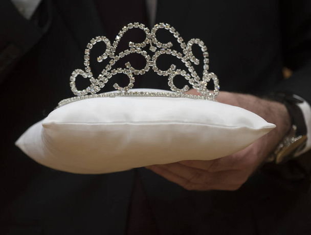 白い枕の上の王冠やコロネット貴族と権力の象徴 - 写真・画像