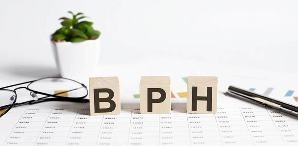 Palabra benigna de la hiperplasia prostática de BPH hecha con los bloques de construcción, concepto médico de la palabra de BPH. - Foto, Imagen