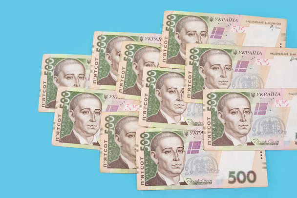 Grivna ucraniana sobre fondo azul. Billetes de 500 hryvnia. Concepto financiero. - Foto, Imagen