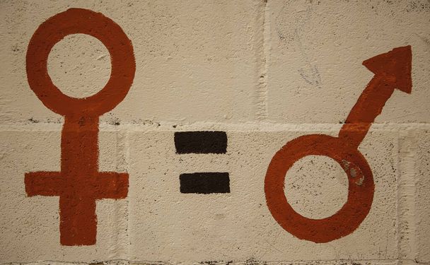 Símbolo feminista en la pared, igualdad de género, problema social, sexista - Foto, Imagen