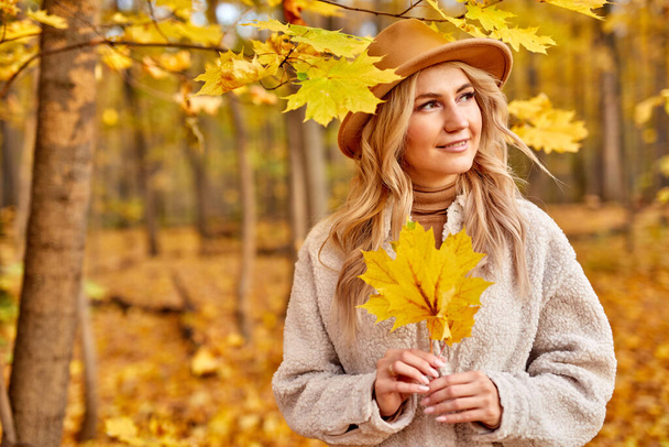attractive lady enjoy being in autumn forest, nature - Foto, Imagen