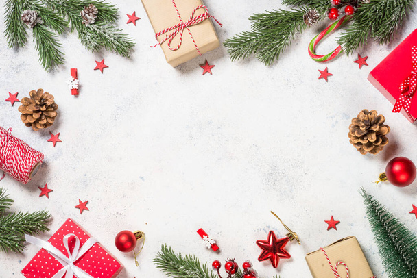 Fondo de Navidad con abeto, caja de regalo y decoraciones. - Foto, Imagen