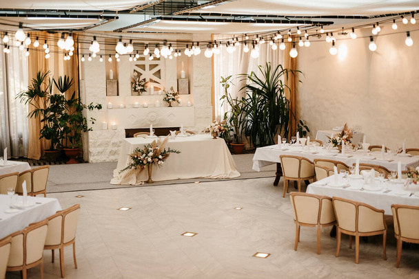 wedding ceremony area, arch chairs decor - Foto, Imagen