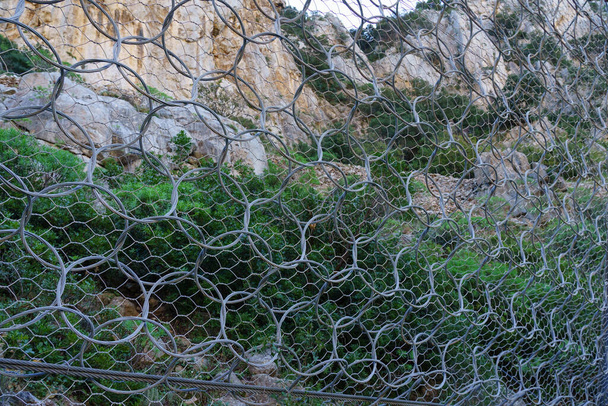 robuuste rotsachtige barrière langs de panoramische weg van buggerru, zuid sardinie - Foto, afbeelding