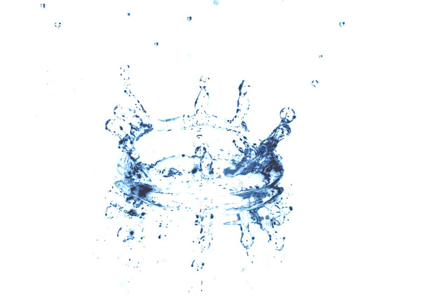 Эффект брызг воды на белом фоне с рябью и отражением. - Фото, изображение