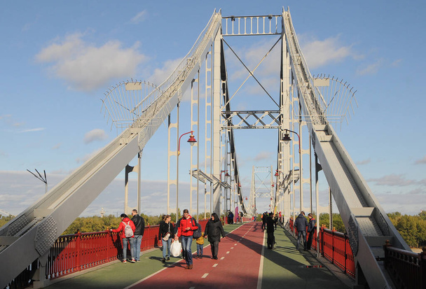 Estacione el puente peatonal sobre el Dniéper, conectando la parte central de Kiev con la zona del parque y las playas de la isla de Trujanov. Kiev, 18 de octubre de 2020 - Foto, imagen