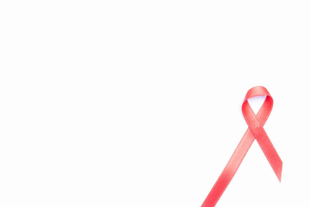 Tervehdys. Punainen nauha symboli hiv maailman päivä eristetty valkoisella pohjalla. Tietoisuuden apuvälineet ja syöpä. Ikääntyminen terveys kuukausi käsite - Valokuva, kuva