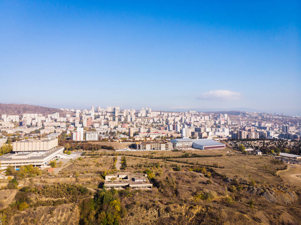 Aerial vie to Saburtalo-vake district houses and hilly Tbilisi suburbs. Negocio inmobiliario en Georgia concepto. - Foto, Imagen