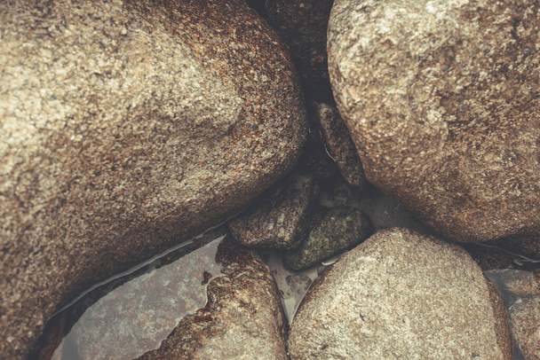 Крупним планом камінь на пляжі
 - Фото, зображення