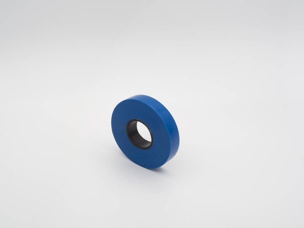 Clásica cinta adhesiva azul sobre un fondo claro - Foto, imagen