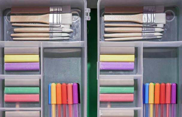 Bolígrafos de plástico con lápices de colores, pinceles y rotuladores. - Foto, Imagen