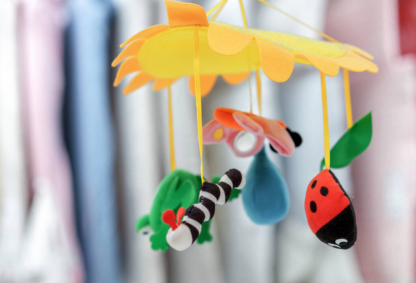 Carrusel infantil con juguetes brillantes para una cuna o un cambiador. - Foto, imagen