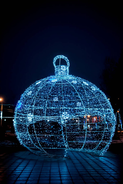 Straat kerstdecor. Enorme kerstbal met verlichting. - Foto, afbeelding