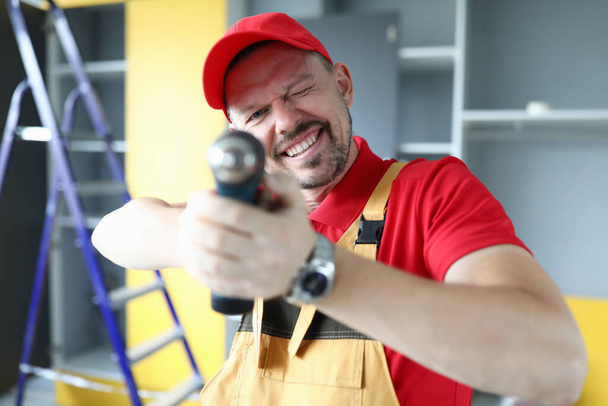 Reparador profissional feliz no trabalho
 - Foto, Imagem