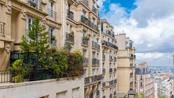 Париж, типові фасади і вулиці, прекрасні будівлі в Монмартрі. - Фото, зображення