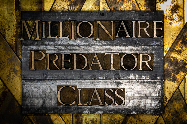 Milionář Predator třídy text na texturované olovo s grunge mědi a vinobraní zlaté pozadí - Fotografie, Obrázek