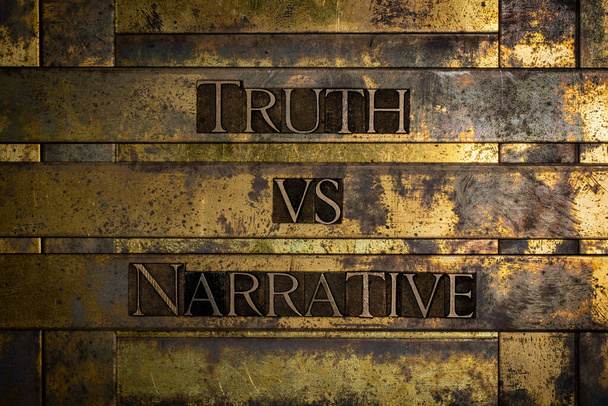 Totuus vs. Kerronta tekstiviesti kuvioitu grunge kupari ja vintage kulta tausta - Valokuva, kuva