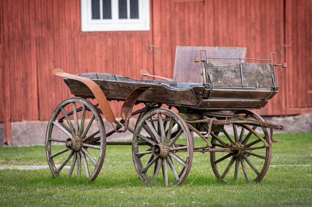 Imagem do velho carrinho de cavalo de madeira na grama  - Foto, Imagem