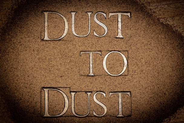 Dust To Dust lettres de composition en cuivre sur la surface de la poussière de bois - Photo, image