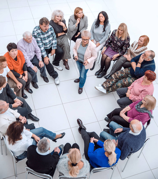 confident older woman standing in a circle of like-minded people - Foto, Imagen