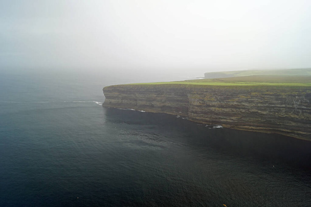 Βράχος στην ακτή Irlands - Φωτογραφία, εικόνα