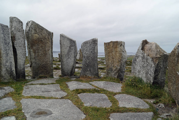 この珍しい彫刻はアイルランドのコ・マヨ島の西海岸にあります。. - 写真・画像