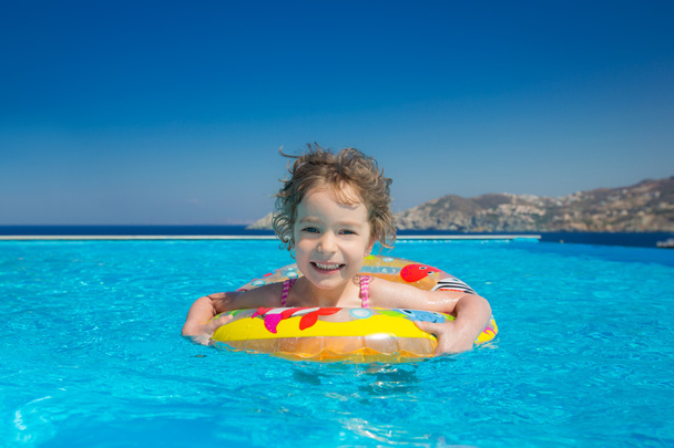 Child in swimming pool - Valokuva, kuva