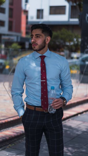 Joven hombre de negocios caminando por la ciudad - Foto, imagen