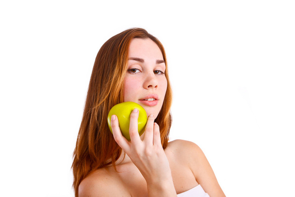 Attractive young woman with an apple - Foto, afbeelding