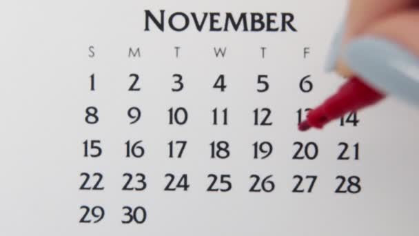 Día de círculo de la mano femenina en la fecha del calendario con un marcador rojo. Conceptos básicos de negocio Wall Calendar Planner and Organizer. 20 de noviembre - Imágenes, Vídeo