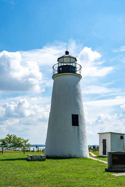 Le phare de Turkey Point dans le parc national Elk Neck le long de la baie de Chesapeake. - Photo, image